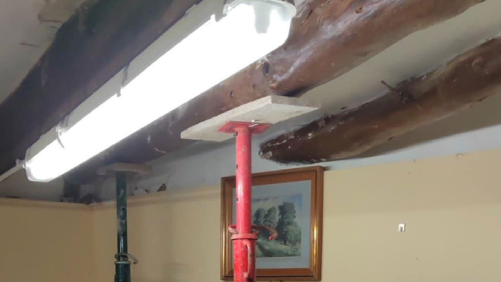 Die Decke muss abgestützt werden.